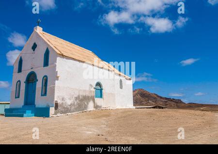Una chiesa luminosa sulla spiaggia di sabbia. Sal. Pedro da Sal. Cabo Verde. Africa Foto Stock