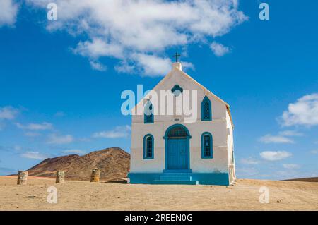 Una chiesa luminosa sulla spiaggia di sabbia. Sal. Pedro da Sal. Cabo Verde. Africa Foto Stock