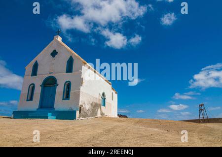 Una chiesa luminosa sulla spiaggia di sabbia. Sal. Pedro da Sal. Cabo Verde. Africa Foto Stock
