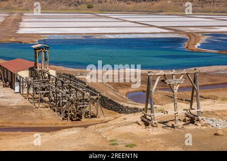 Parte di salina sulla spiaggia di sabbia salata. Sal. Pedro da Sal. Cabo Verde. Africa Foto Stock