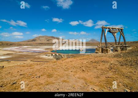 Parte di salina sulla spiaggia di sabbia salata. Sal. Pedro da Sal. Cabo Verde. Africa Foto Stock