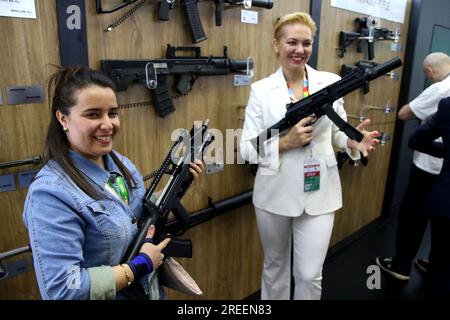 San Pietroburgo, Russia. 27 luglio 2023. I partecipanti detengono armi al vertice Russia-Africa del secondo vertice economico e umanitario 2023 a San Pietroburgo. Credito: SOPA Images Limited/Alamy Live News Foto Stock