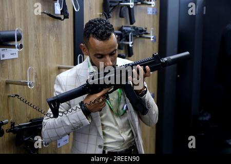 San Pietroburgo, Russia. 27 luglio 2023. Un partecipante detiene un'arma al vertice Russia-Africa sul secondo vertice economico e umanitario forum 2023 a San Pietroburgo. Credito: SOPA Images Limited/Alamy Live News Foto Stock