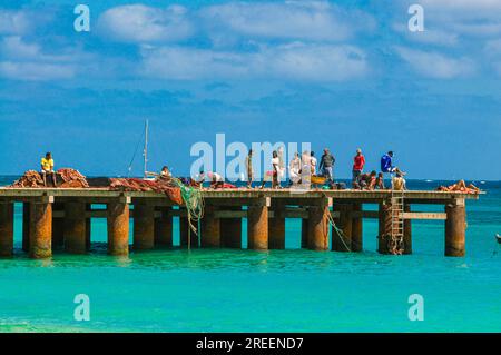 Pescatori in piedi sul molo in mare. Santa Maria. Sal. Cabo Verde. Africa Foto Stock