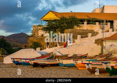 Barche da pesca e casetta sulla spiaggia di sabbia. Tarrafal. Santiago. Cabo Verde. Africa Foto Stock