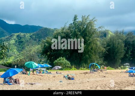 Folle di persone su una spiaggia tropicale Foto Stock