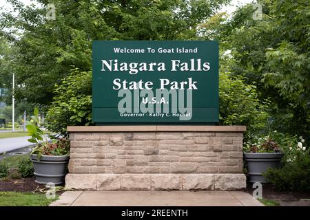 Niagara Falls State Park, insegna USA Goat Island a New York in estate il 16 luglio 2023 Foto Stock