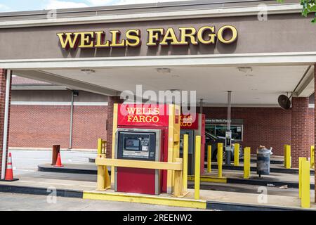 Athens, Georgia, banca Wells Fargo, parcheggio di fronte al finestrino di servizio Foto Stock