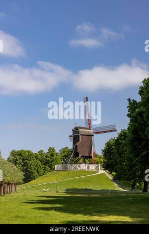 Sint-Janshuismolen, storico mulino a vento, canale di Gand-Brugge, Brugge, Belgio Foto Stock