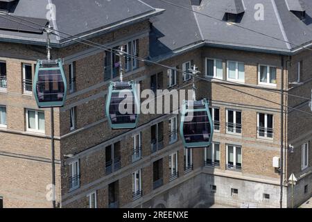 Gruppo di tre gondole, cabinovia nel centro della città di Namur, Vallonia, Belgio Foto Stock