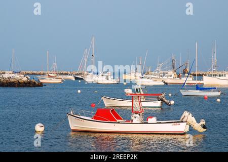 Barche da pesca e imbarcazioni da diporto sono ormeggiate nel porto di Rye, New Hampshire, in una tranquilla giornata di sole Foto Stock