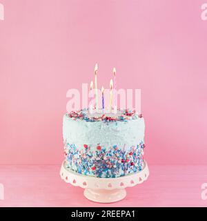 Elementi di compleanno STILL Life. Risoluzione e foto bellissime di alta qualità Foto Stock