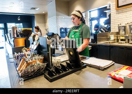 Cornelia Georgia, caffetteria Starbucks, interni interni interni, bancone barista donna lavoratrice Foto Stock