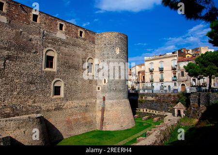 Castello Ursino, case, prato, complesso del castello, lava fresca, Catania, Centro storico, Centro storico barocco, Costa Orientale, Sicilia, Italia Foto Stock