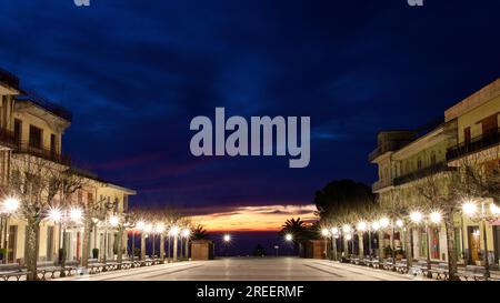 Zafferana Etnea, mercato, lanterne, illuminazione artificiale, cielo notturno blu scuro, alba, Etna, vulcano, Sicilia orientale, Sicilia, Italia Foto Stock