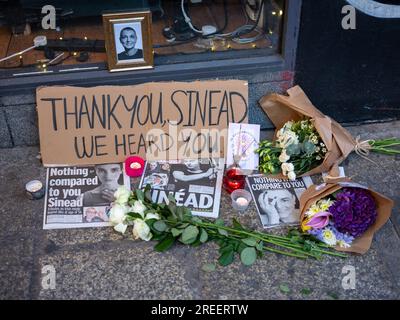 Omaggio al musicista Sinead o'Connor a Temple Bar, città di Dublino, Irlanda. Foto Stock