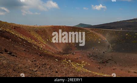 Cratere rosso, visitatori nel cratere e sul bordo del cratere, Crateri Silvestri, Etna, vulcano, Sicilia orientale, Sicilia, Italia Foto Stock