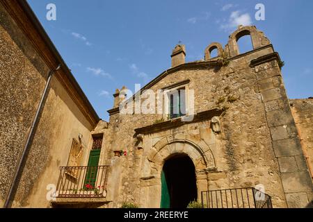 Chiesa, Chiesa di Santa Caterina, vista super grandangolare, obliqua dal basso, Montalbano Elicona, città, Parco Nazionale dei Nebrodi, Sicilia, Italia Foto Stock