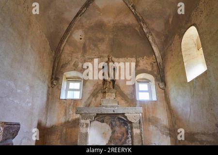 Interno di una chiesa, figura di un santo, chiesa, chiesa di Santa Caterina, Montalbano Elicona, città, Parco Nazionale dei Nebrodi, Sicilia, Italia Foto Stock