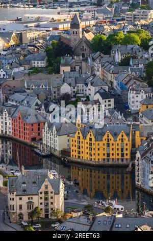 Vista delle case in stile Art Nouveau, Alesund, Alesund e molto altro ancora og Romsdal, Norvegia Foto Stock