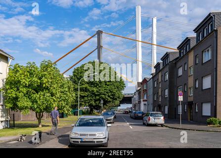 Pontili del vecchio ponte e della prima parte dei due nuovi ponti dell'autostrada A40 sul Reno vicino a Duisburg Homberg, case residenziali su Brüc Foto Stock