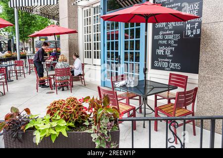 Asheville North Carolina, Isaa's French Bistro, ristorante che serve pasti all'aperto, caffetteria informale, affari, all'aperto, ombrelloni all'aperto sul marciapiede Foto Stock