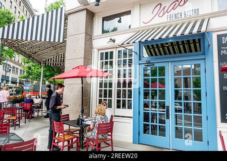 Asheville North Carolina, Isaa's French Bistro, ristorante che serve pasti all'aperto, caffetteria informale, affari, all'aperto, ombrelloni all'aperto sul marciapiede Foto Stock