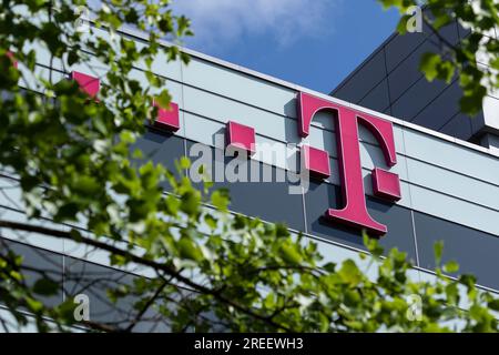 Logo Telekom sulla facciata dell'amministrazione Telekom a Heiligengeistfeld ad Amburgo, Germania Foto Stock