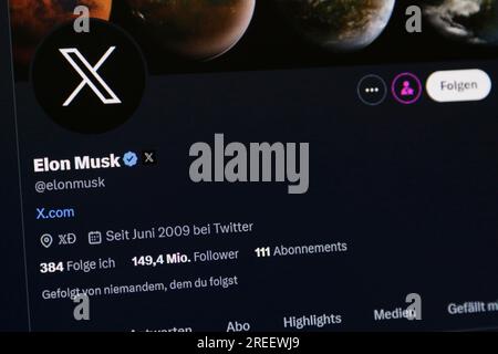 Immagine simbolica dei social media, primo piano di uno schermo scuro con il logo X nell'account di Elon Musk sul sito web del servizio di messaggistica breve Twitter, Germania Foto Stock