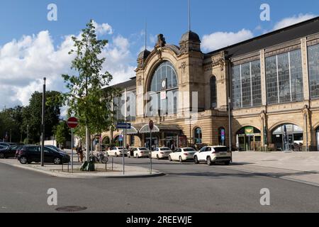 I taxi sono parcheggiati in un posteggio di fronte alla stazione ferroviaria di Dammtor ad Amburgo, Germania Foto Stock