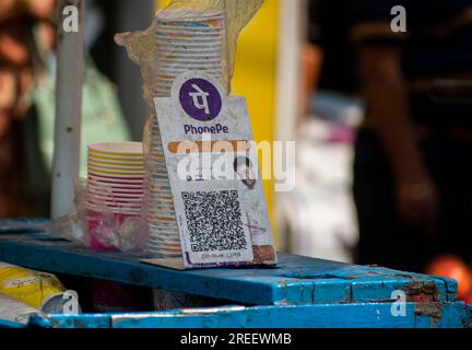 Un codice a barre UPI (Unified Payment Interface), o codice QR, viene tenuto a un banco affinché i clienti possano effettuare pagamenti digitali a Guwahati, India, venerdì 14 aprile Foto Stock