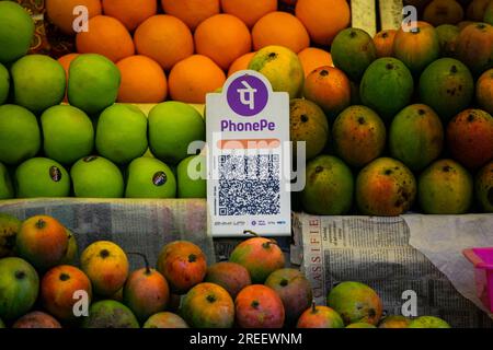 Un codice a barre UPI (Unified Payment Interface), o codice QR, viene tenuto a un banco affinché i clienti possano effettuare pagamenti digitali a Guwahati, India, venerdì 14 aprile Foto Stock