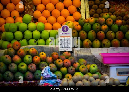 Un codice a barre UPI (Unified Payment Interface), o codice QR, viene tenuto a un banco affinché i clienti possano effettuare pagamenti digitali a Guwahati, India, venerdì 14 aprile Foto Stock
