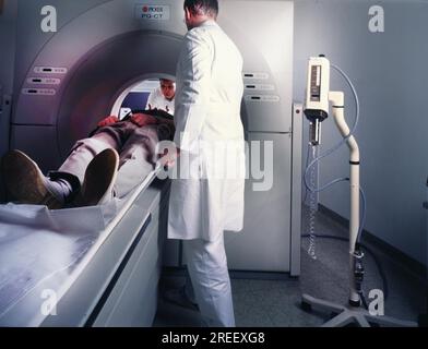 Un tomografo computerizzato (CT) è una procedura di imaging in radiologia, qui nel 21.11.1995 a Schwerte in una pratica radiologica, ed è usato per il moderno Foto Stock
