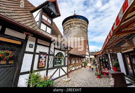 Vicolo con piccoli negozi nell'Handwerkerhof, dietro Frauentorturm, Norimberga, Franconia centrale, Baviera, Germania Foto Stock
