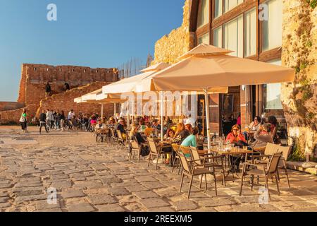 Street Cafe presso il porto veneziano nella città vecchia di Chania, Creta, Grecia, Chania, Creta, Grecia Foto Stock