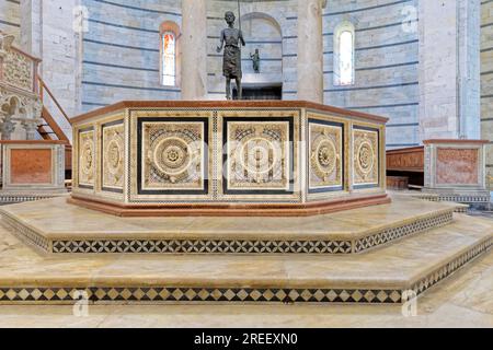 Fontana battesimale, scultore Guido Bigarelli, 1246, romanico, Battistero, Battistero di Pisa, Piazza dei Miracoli e campo dei Miracoli Foto Stock