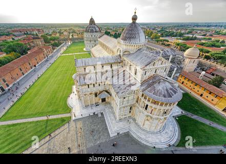 Vista dal Campanile, Torre pendente di Pisa su Camposanto, Battistero, Cattedrale, Cattedrale metropolitana Primaziale di Santa Maria Foto Stock