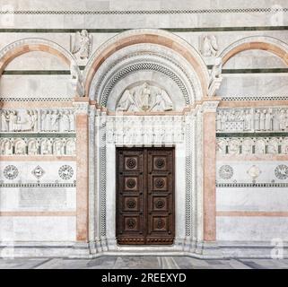 La facciata principale del portale centrale con l'assunzione di Cristo nel timpano, architrave o architrave con Maria, madre di Dio, tra apostoli, scultrice Foto Stock