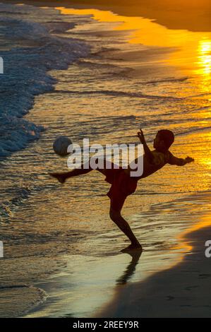 Giovani che giocano a calcio a Sandbeach al crepuscolo. Santa Maria. Sal. Cabo Verde. Africa Foto Stock