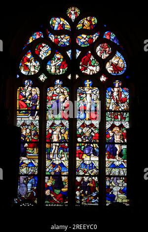 Finestra di vetro al piombo del XVI secolo, Chapelle Notre-Dame du Crann, Spezet, dipartimento del Finistere Penn-ar-Bed, regione della Bretagna Breizh, Francia Foto Stock