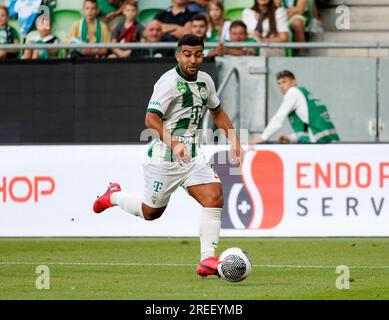 Budapest, Ungheria. 27 luglio 2023. Mohammad Abu Fani di Ferencvarosi TC corre con la palla durante la partita di andata del secondo turno di qualificazione della UEFA Europa Conference League tra Ferencvarosi TC e Shamrock Rovers al Groupama Arena il 27 luglio 2023 a Budapest, Ungheria. Credito: Laszlo Szirtesi/Alamy Live News Foto Stock