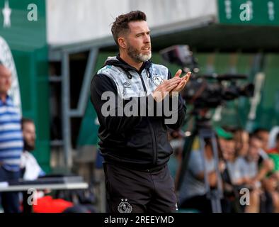 Budapest, Ungheria. 27 luglio 2023. Stephen Bradley, capo allenatore dello Shamrock Rovers reagisce durante la partita di andata del secondo turno di qualificazione della UEFA Europa Conference League tra Ferencvarosi TC e Shamrock Rovers alla Groupama Arena il 27 luglio 2023 a Budapest, Ungheria. Credito: Laszlo Szirtesi/Alamy Live News Foto Stock