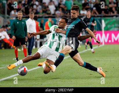 Budapest, Ungheria. 27 luglio 2023. Samy Mmaee di Ferencvarosi TC sfida Johnny Kenny degli Shamrock Rovers durante la partita di andata del secondo turno di qualificazione della UEFA Europa Conference League tra Ferencvarosi TC e Shamrock Rovers alla Groupama Arena il 27 luglio 2023 a Budapest, Ungheria. Credito: Laszlo Szirtesi/Alamy Live News Foto Stock