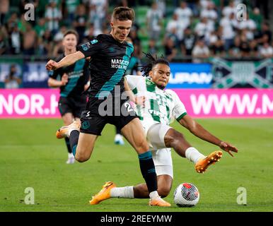 Budapest, Ungheria. 27 luglio 2023. Samy Mmaee di Ferencvarosi TC sfida Johnny Kenny degli Shamrock Rovers durante la partita di andata del secondo turno di qualificazione della UEFA Europa Conference League tra Ferencvarosi TC e Shamrock Rovers alla Groupama Arena il 27 luglio 2023 a Budapest, Ungheria. Credito: Laszlo Szirtesi/Alamy Live News Foto Stock