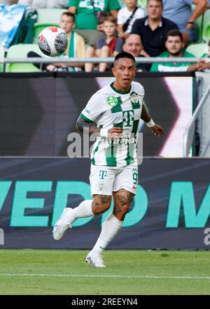 Budapest, Ungheria. 27 luglio 2023. Cristian Ramirez di Ferencvarosi TC guarda al pallone durante la partita di andata del secondo turno di qualificazione della UEFA Europa Conference League tra Ferencvarosi TC e Shamrock Rovers al Groupama Arena il 27 luglio 2023 a Budapest, Ungheria. Credito: Laszlo Szirtesi/Alamy Live News Foto Stock