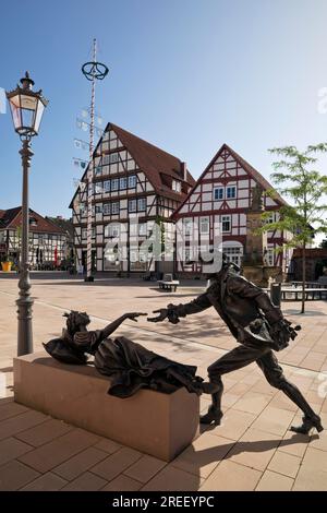 La bella addormentata scultura di Karin Bohrmann-Roth nella città vecchia, fiaba basata sui Fratelli Grimm, Hofgeismar, Assia, Germania Foto Stock