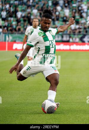 Budapest, Ungheria. 27 luglio 2023. Jose Marcos Marquinhos di Ferencvarosi TC attraversa la palla durante la partita di andata del secondo turno di qualificazione della UEFA Europa Conference League tra Ferencvarosi TC e Shamrock Rovers al Groupama Arena il 27 luglio 2023 a Budapest, Ungheria. Credito: Laszlo Szirtesi/Alamy Live News Foto Stock