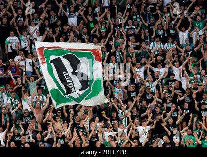 Budapest, Ungheria. 27 luglio 2023. Gli ultra fan di Ferencvarosi TC (noti come Green Monsters) mostrano il loro sostegno durante la partita di andata del secondo turno di qualificazione della UEFA Europa Conference League tra Ferencvarosi TC e Shamrock Rovers al Groupama Arena il 27 luglio 2023 a Budapest, in Ungheria. Credito: Laszlo Szirtesi/Alamy Live News Foto Stock