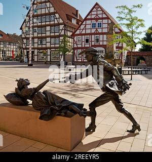 La bella addormentata scultura di Karin Bohrmann-Roth nella città vecchia, fiaba basata sui Fratelli Grimm, Hofgeismar, Assia, Germania Foto Stock